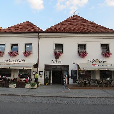 Hotel Cesky Dvur Бероун Экстерьер фото