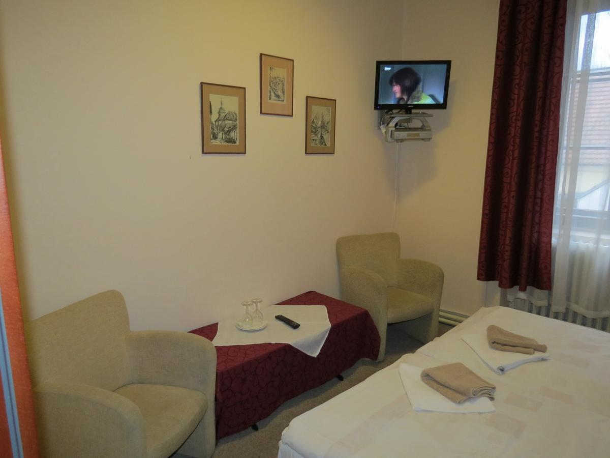 Hotel Cesky Dvur Бероун Экстерьер фото