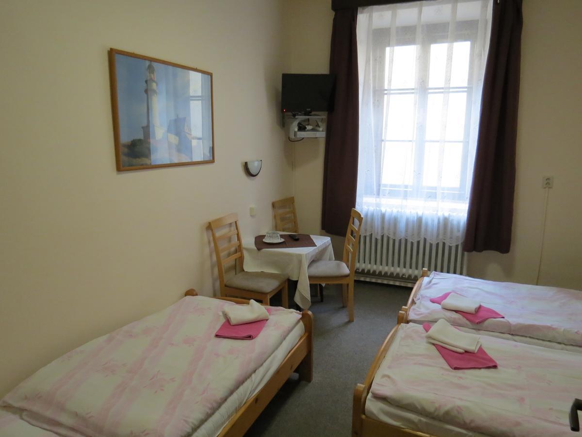 Hotel Cesky Dvur Бероун Экстерьер фото